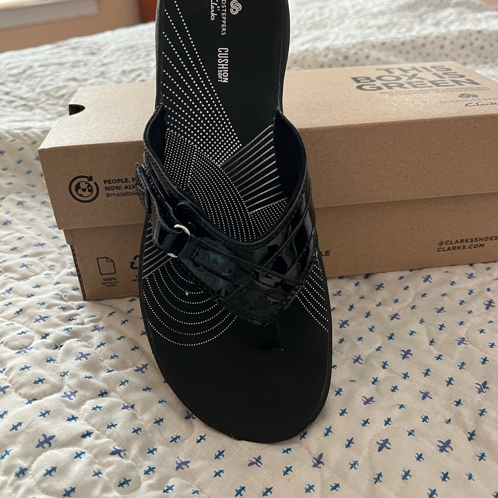 New in box-black Clark’s thong sandals Size9